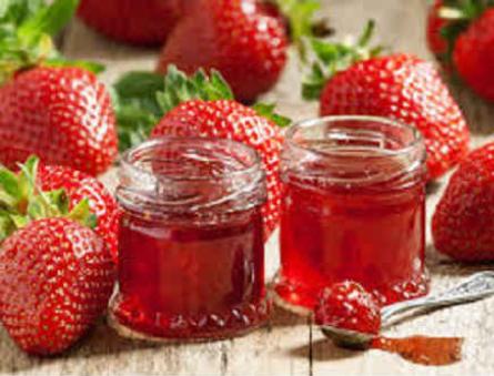 Рецепт варення з полуниці, звареної цілими ягодами з ревенем