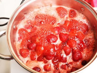 Варення з полуниці — від простої п'ятихвилинки до густої з цілими ягодами