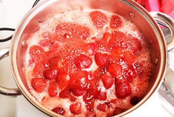 Варення з полуниці — від простої п'ятихвилинки до густої з цілими ягодами